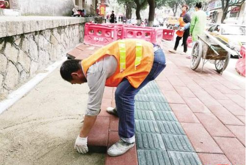 厦门多个路段正在改铺透水砖 海绵城市建设加快推进